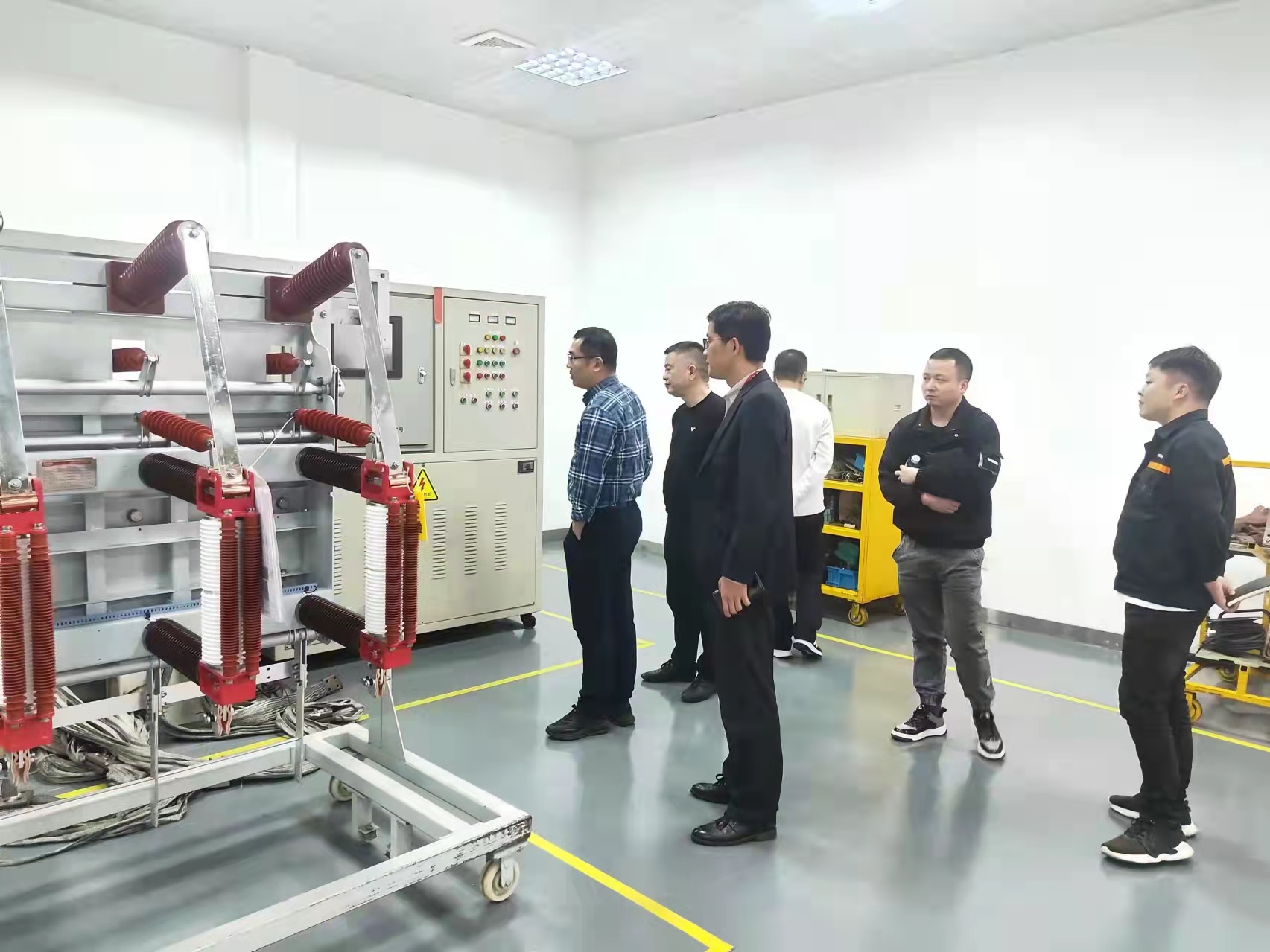 今日華儀 | 樂清市市場監(jiān)督管理局領(lǐng)導一行蒞臨華儀電氣股份有限公司中心試驗室調(diào)研指導